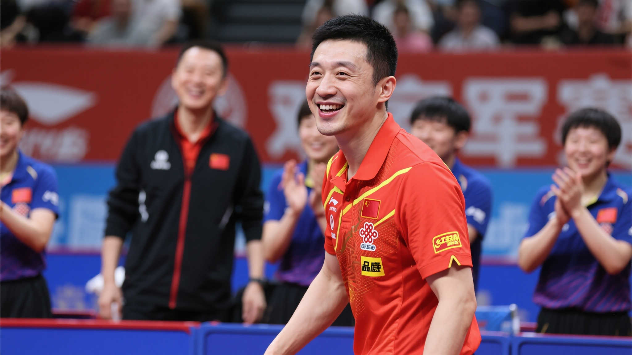 王励勤现场助阵，笑容满面与coco畅谈，王皓状态佳秦志戬神情忧虑